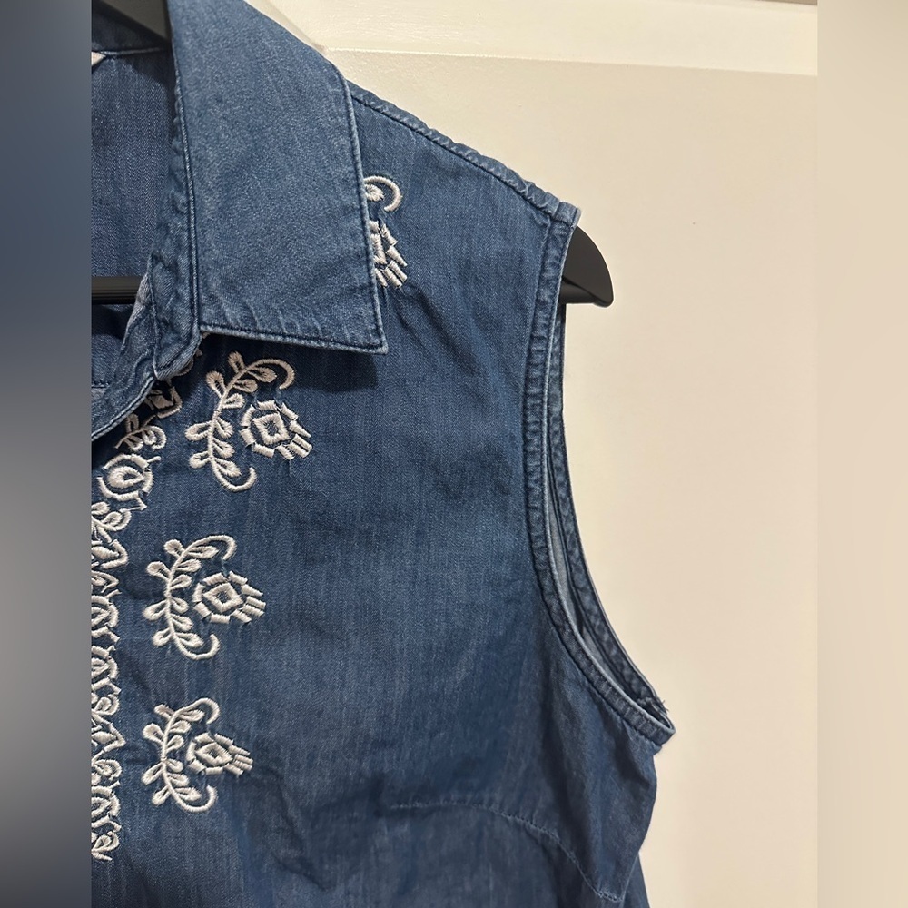 Alia Petite Floral Embroidered Denim Sleeveless Collared Blouse Size 12P Women’s - Picture 4 of 8